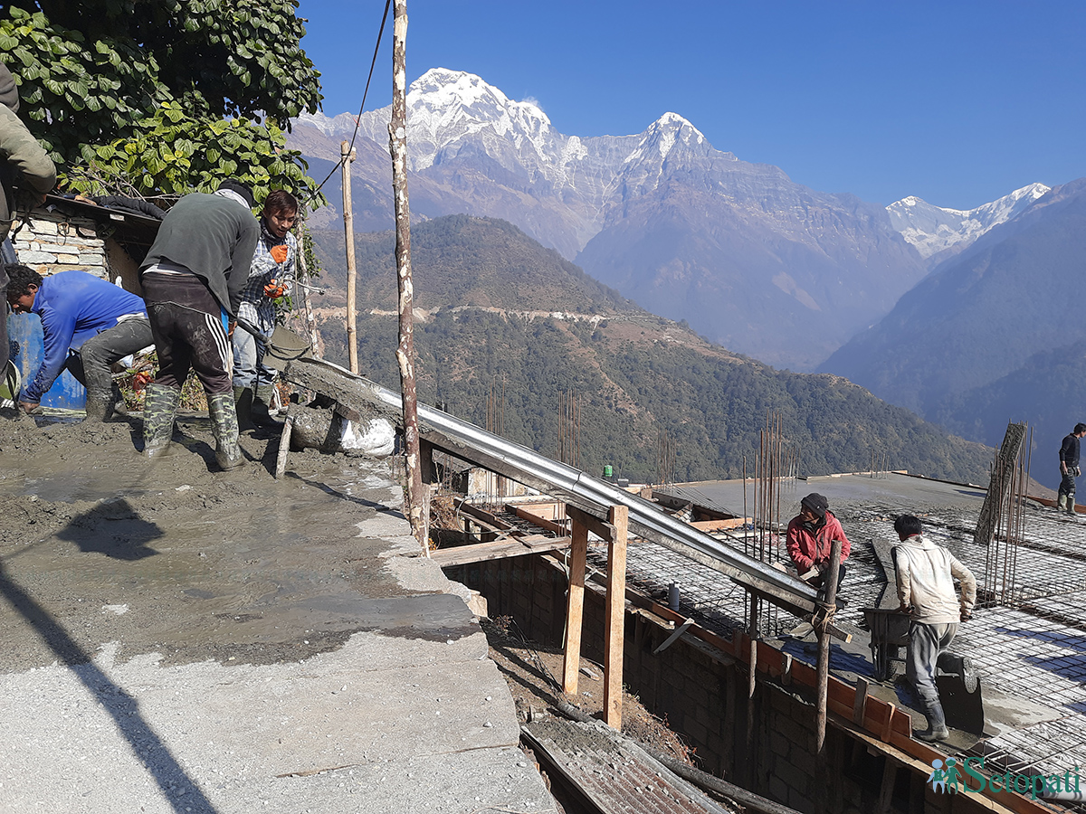 घान्द्रुकमा बन्दै गरेको नयाँ होटलमा काम गर्दै मजदूर। तस्बिर : युवराज श्रेष्ठ/सेतोपाटी